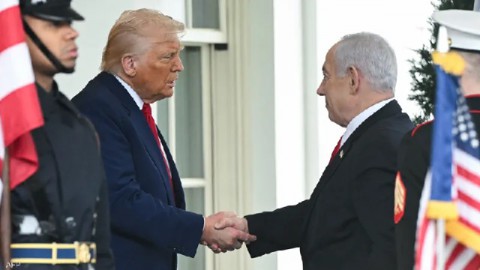 You are currently viewing وسط احتجاجات مؤيدة لفلسطين.. نتنياهو يدخل البيت الأبيض من مدخل خلفي لإجراء محادثات حول إيران مع ترامب ويوقّع على مذكرة الانضمام إلى “مجلس السلام”