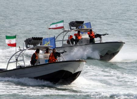 You are currently viewing ﻿ مع تصاعد التوتر مع أمريكا.. الحرس الثوري الإيراني يجري مناورات عسكرية مفاجئة في مضيق “هرمز” استعدادًا للحرب