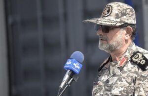 Read more about the article إيران تختتم المرحلة الأولى من مناورات بحرية في الخليج.. وتحذر: سنقف حتى آخر رمق