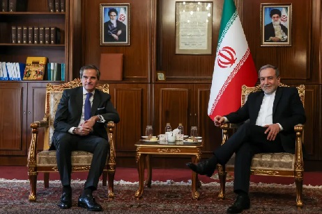 You are currently viewing عراقجي ومدير وكالة الطاقة الذرية يبحثان آخر تطورات المفاوضات النووية والتحضيرات المتعلقة بإطار الجولة المقبلة