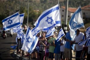 Read more about the article لأول مرة.. وزير من الكيان ينشر فيديو له وهو يرفع علم الكيان الصهيوني على إحدى القمم بغور الأردن: الضفة جزء من أرضنا