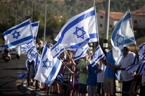 You are currently viewing لأول مرة.. وزير من الكيان ينشر فيديو له وهو يرفع علم الكيان الصهيوني على إحدى القمم بغور الأردن: الضفة جزء من أرضنا