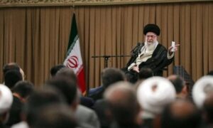 Read more about the article خامنئي يهدد بإغراق حاملة الطائرات الأمريكية في الخليج