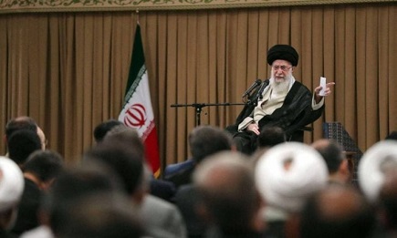 You are currently viewing خامنئي يهدد بإغراق حاملة الطائرات الأمريكية في الخليج