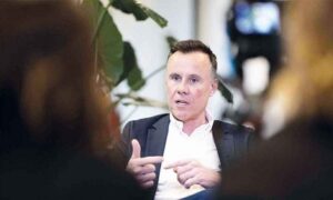 Read more about the article المدير التنفيذي لمنظمة «هيومن رايتس ووتش» لـ”القدس العربي”: الديمقراطية تتراجع في العالم