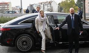 Read more about the article الملكة نور تطالب الأردن بإطلاق سراح الأمير حمزة من “الحجز التعسفي” وسط الحرب الجارية