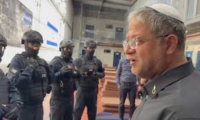 Read more about the article تنكيل وإرهاب.. مشاهد اقتحام بن غفير لسجن عوفر تثير غضبا واسعا