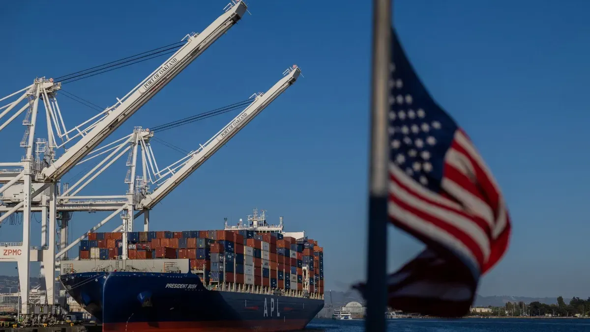 You are currently viewing قرار المحكمة العليا بشأن رسوم ترامب يشعل معركة قضائية لاسترداد 170 مليار دولار