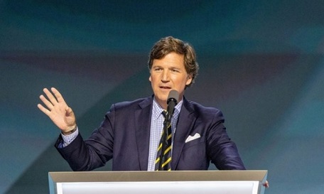 You are currently viewing المذيع تاكر كارلسون يتهم الكيان باحتجازه بعد مقابلة مع السفير الأمريكي