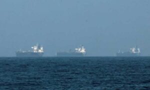 Read more about the article إيران تعلن إطلاق هجمات مكثفة بالمسيرات على القوات الأمريكية وتتوعد السفن المرافقة لها في مضيق هرمز