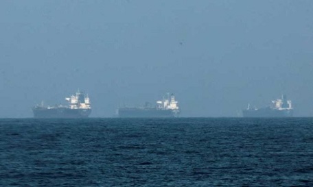 You are currently viewing إيران تعلن إطلاق هجمات مكثفة بالمسيرات على القوات الأمريكية وتتوعد السفن المرافقة لها في مضيق هرمز