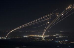 Read more about the article صافرات الإنذار تدوي في شمال فلسطين المحتلة بعد إطلاق صواريخ من لبنان وسقوط عدة قذائف صاروخية بمناطق مفتوحة وجيش الإحتلال يستعد للرد على حزب الله