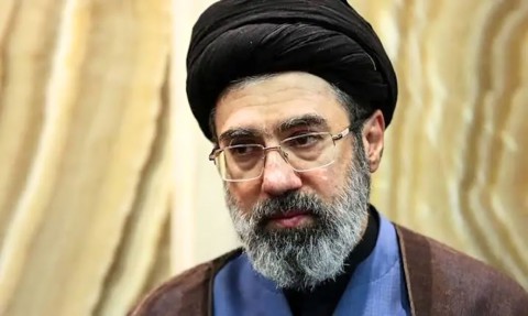 You are currently viewing نجل الرئيس الإيراني يزيل بعض الغموض عن الحالة الصحية للمرشد الأعلى الجديد: “بخير” رغم إصابته في الحرب