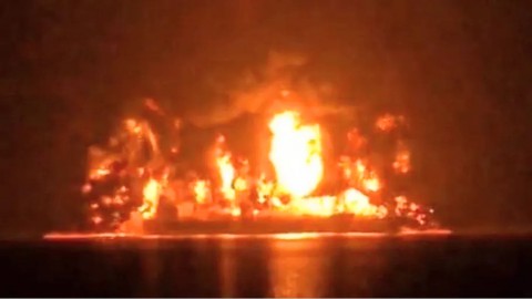 You are currently viewing استهداف ناقلتي نفط قرب ميناء البصرة جنوبي العراق واشتعال النيران فيهما.. بغداد “غاضبة” وتعلن توقف موانئها النفطية