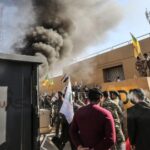 استهداف السفارة الأميركية في العاصمة العراقية واحتراق أجزاء منها.. ومقتل عنصرَين بكتائب “حزب الله” بهجومَين منفصلَين