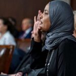 البرلمانية إلهان عمر تؤكد معارضتها لطلب ترامب من الكونغرس تمويل الهجوم على إيران: “لن ندفع أي سنت لحرب لا تنتهي”