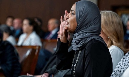 You are currently viewing البرلمانية إلهان عمر تؤكد معارضتها لطلب ترامب من الكونغرس تمويل الهجوم على إيران: “لن ندفع أي سنت لحرب لا تنتهي”