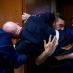 “لا أحد يريد القتال من أجل الكيان”.. سيناتور جمهوري يعتدي على محارب أمريكي متقاعد خلال احتجاج ضد الحرب على إيران