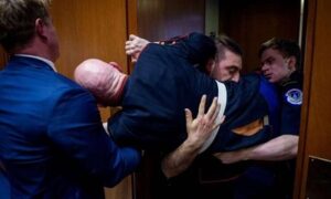 Read more about the article “لا أحد يريد القتال من أجل الكيان”.. سيناتور جمهوري يعتدي على محارب أمريكي متقاعد خلال احتجاج ضد الحرب على إيران