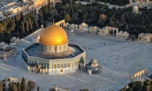 Read more about the article الفلسطينيون محرومون من صلاة عيد الفطر في المسجد الأقصى
