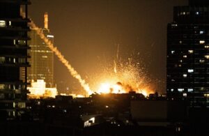 Read more about the article انفجارات ضخمة.. الكيان تحت نيران صواريخ إيرانية كثيفة في كل مكان والهجوم متواصل