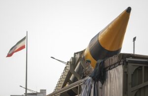 Read more about the article حرس الثورة الإيراني: على الجنود الأمريكيين مغادرة المنطقة فورا وإلا فسيدفنون تحت الأنقاض أينما كانوا