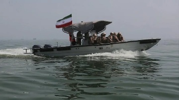 You are currently viewing أبعد من مضيق هرمز.. زوارق إيران المسيّرة تضع واشنطن أمام حرب استنزاف مكلفة