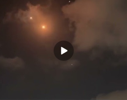 مشهد غير مسبوق يوثق لحظة سقوط صاروخ ايراني ثقيل في تل ابيب