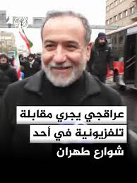 وزير الخارجية الإيراني عباس عراقجي يجري مقابلة في أحد شوارع طهران