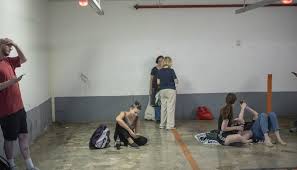 You are currently viewing ما الذي كشفه صحافي هندي عن وضع الملاجئ والخسائر البشرية للإحتلال؟