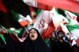 Read more about the article إيران تصعد خطواتها وتتحكم بهرمز وترفض المساومة وترامب يحذرها من “الابتزاز”.. اتفاق قريب أم عودة قوية للحرب؟