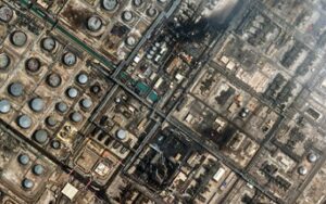 Read more about the article إعلام إيراني ينشر صورا فضائية لمروحيتين أمريكيتين متضررتين في الكويت خلال رد طهران على هجمات الولايات المتحدة والكيان ضدها