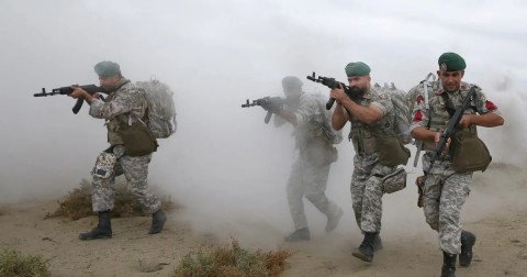 You are currently viewing القوات المسلحة الإيرانية تهدد بعرقلة الصادرات والواردات عبر الخليج والبحر الأحمر إذا استمر الحصار الأميركي للموانئ