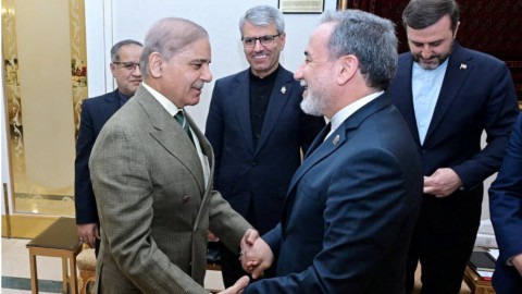 You are currently viewing ماذا يجري؟.. عراقجي يعود بشكل مفاجئ إلى باكستان بعد زيارة مسقط والوفد الإيراني سينضم له الأحد بعد إجراء مشاورات