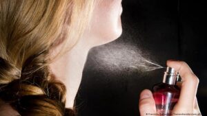 Read more about the article العطر على الرقبة.. عادة جمالية أم خطر على صحتنا؟