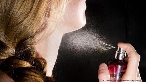 Read more about the article العطر على الرقبة.. عادة جمالية أم خطر على صحتنا؟