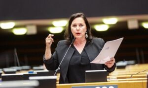 Read more about the article برلمانية أوروبية لـ”القدس العربي”: هدف أسطول الصمود ليس إنهاء جرائم الكيان بل كشف حقيقتها