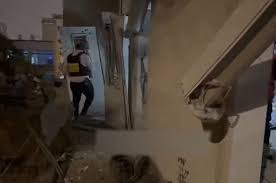 You are currently viewing إعلام عبري: أضرار كبيرة في منزل بـ”رامات غان” وإصابة محطة القطار “سبيدور” بصواريخ إيران