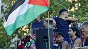 You are currently viewing لامين يامال يرفع علم فلسطين في احتفالات برشلونه بالدوري الإسباني