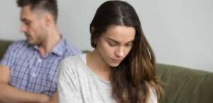 Read more about the article لماذا يبتعد بعض الأزواج عاطفيًا مع مرور الوقت؟ أسباب لا تنتبه لها كثير من الزوجات