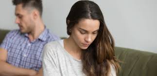 لماذا يبتعد بعض الأزواج عاطفيًا مع مرور الوقت؟ أسباب لا تنتبه لها كثير من الزوجات