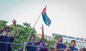 Read more about the article لامين يامال يرفع علم فلسطين في احتفالات برشلونة بالدوري