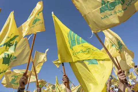 قيادي بـ “حزب الله” يُكذب ترامب وينفي وجود أي تواصل مباشر معه ويؤكد: واشنطن مستعدة للتخلي عن السلطة اللبنانية