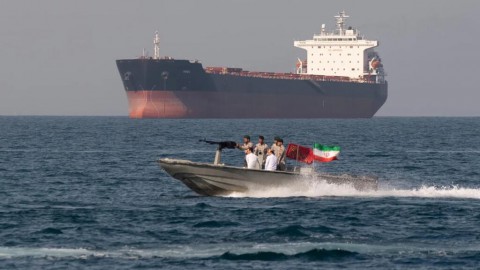 You are currently viewing طهران: لا يمكن ضمان مرور آمن عبر مضيق هرمز دون مراعاة سيادة إيران وعبور السفن بمسارات موازية سيعرضها للخطر