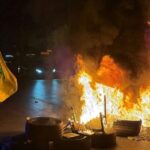 مناصرون لحزب الله يقطعون طريقا في بيروت احتجاجا على الاتفاق مع الكيان