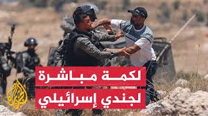 شاب فلسطيني يوجه لكمات لجنود قوات الاحتلال الصهيوني