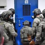 سجن “عوفر”.. إجراءات قمعية مشددة بحق الأسرى ومؤشرات صحية خطيرة