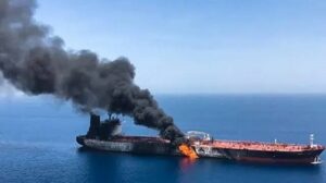 Read more about the article هجوم خليج عمان يقلب الطاولة.. كواليس الصدام الأمريكي الإيراني حول السيطرة على مضيق هرمز