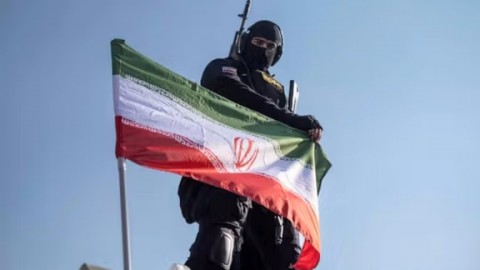 You are currently viewing إيران يتوجه رسالة تحذير صارمة إلى بريطانيا وفرنسا بسبب مضيق هرمز: ستتحملون عواقب مغامراتكم.. وهذا تحذير جاد