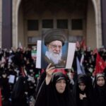 مشيعون لخامنئي: تمسك الإيرانيين بالوحدة أحبط أهداف أمريكا والكيان ودم الشهيد لن يذهب هدرا وسنواصل مسيرته